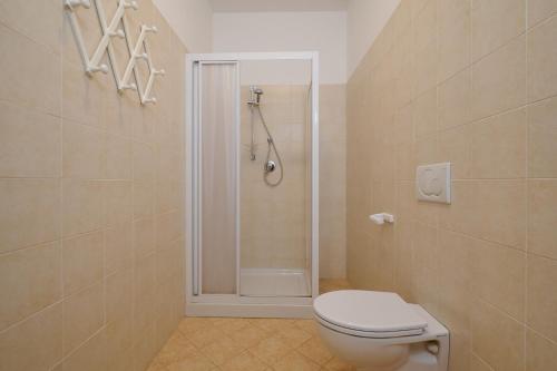 een badkamer met een toilet en een douche bij Antichi Palmenti - Rosmarino in San Vincenzo