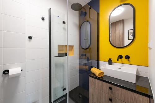 Ett badrum på Modernizmo by 3City Rentals