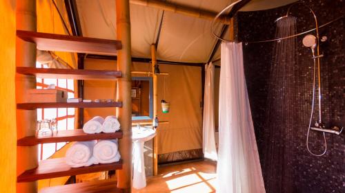 Giường tầng trong phòng chung tại Lala Mukha Tented Resort Khao Yai