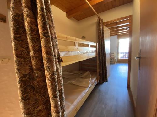 - une chambre avec des lits superposés dans une maison dans l'établissement Appartement 4 pers, proche station, balcon ouest, parking couvert - Crest-Voland - FR-1-733-73, à Crest-Voland