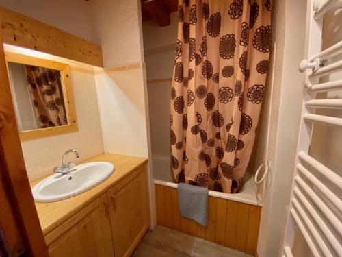 une salle de bain avec un lavabo et un rideau de douche dans l'établissement Appartement 4 pers, proche station, balcon ouest, parking couvert - Crest-Voland - FR-1-733-73, à Crest-Voland