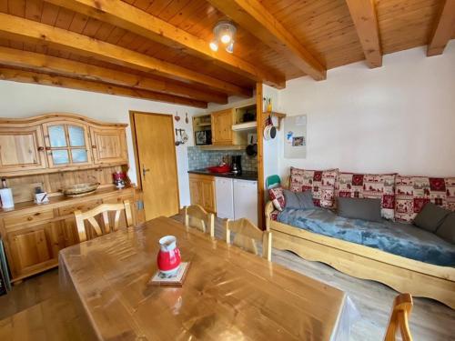 Il comprend une cuisine et un salon avec un lit et une table. dans l'établissement Appartement 4 pers, proche station, balcon ouest, parking couvert - Crest-Voland - FR-1-733-73, à Crest-Voland