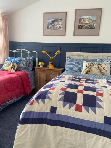 ein Schlafzimmer mit einem Bett mit einer Steppdecke darauf in der Unterkunft Barrow Harbour studio apartment in Tralee