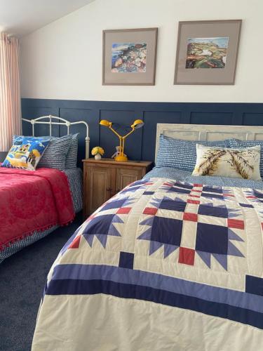 ein Schlafzimmer mit einem Bett mit einer Decke darauf in der Unterkunft Barrow Harbour studio apartment in Tralee