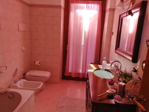 łazienka z umywalką, toaletą i wanną w obiekcie Casa Marina w mieście San Pellegrino Terme