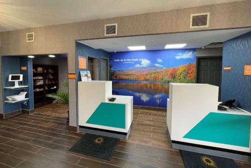 Телевизор и/или развлекательный центр в La Quinta Inn & Suites by Wyndham Fayetteville I-95
