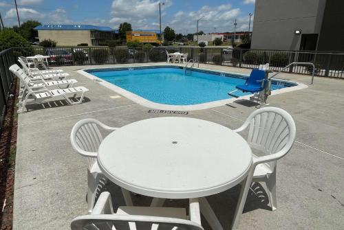 Бассейн в La Quinta Inn & Suites by Wyndham Fayetteville I-95 или поблизости