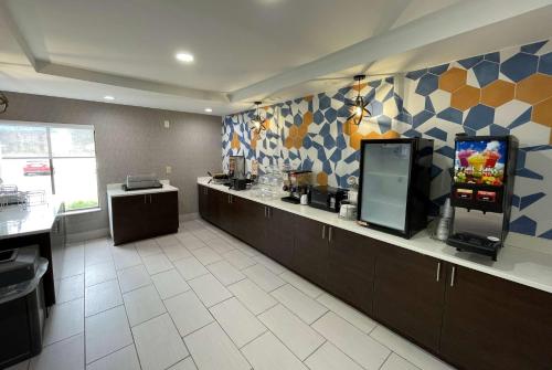 Кухня или мини-кухня в La Quinta Inn & Suites by Wyndham Fayetteville I-95
