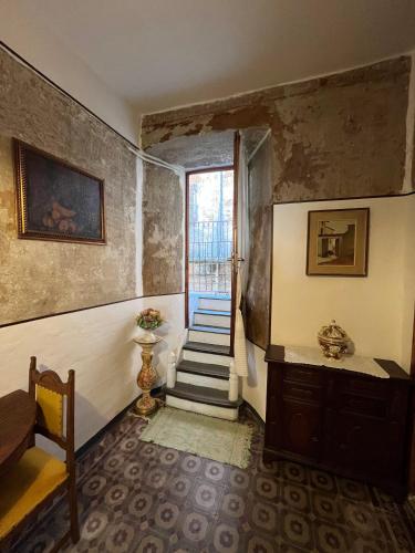 um quarto com uma escada e uma escada em The Prince of the Old Town Masserano em Masserano