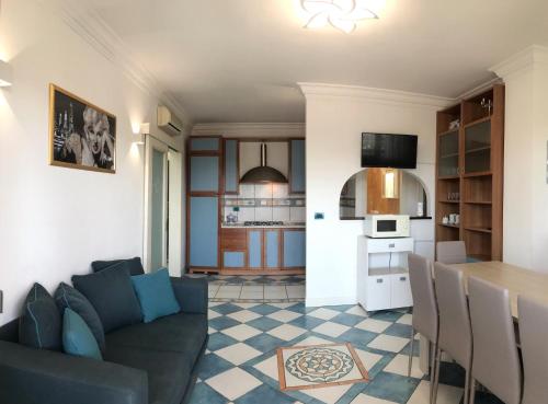 een woonkamer met een bank en een tafel bij Condominio Ca Brioni in Bibione