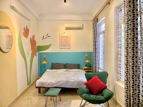 een slaapkamer met een bed en 2 stoelen bij LAD Homestay Hải Phòng - Hoàng Văn Thụ in Hai Phong