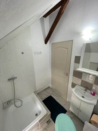 een badkamer met een bad, een toilet en een wastafel bij Casa de oaspeți Cristina in Fitod