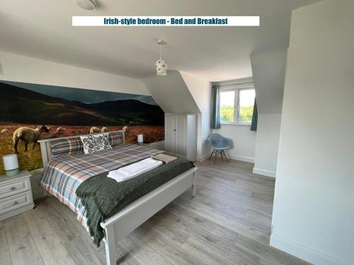 1 dormitorio con 1 cama con una pintura en la pared en B&B and Cottage Rental "Mon Petit Cottage", en Bunclody