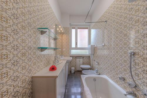 een badkamer met een bad, een toilet en een wastafel bij L'Acciughina in Camogli