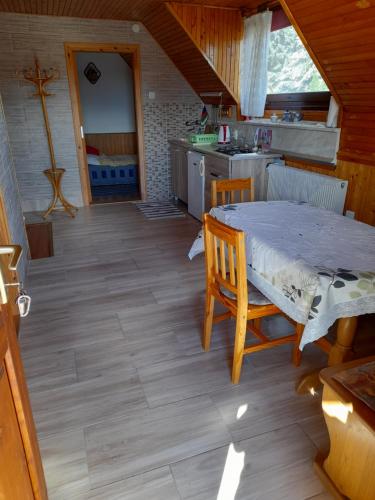 a room with a bed and a kitchen in a house at Harmónia Vendégház 100 méterre az Igali gyógyfürdőtől in Igal