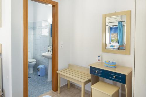 Ένα μπάνιο στο Studios Ninemia Serifos 5