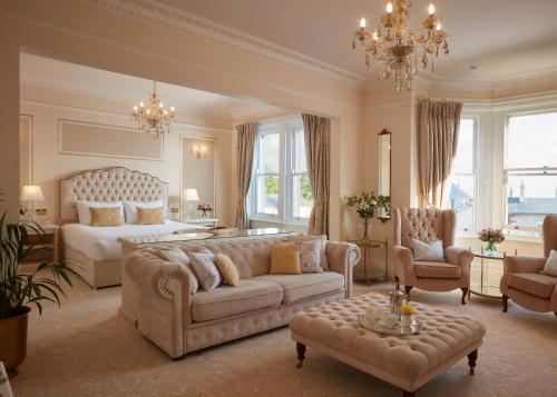 un ampio soggiorno con un letto e un divano di Bathen House Boutique Hotel a Bath