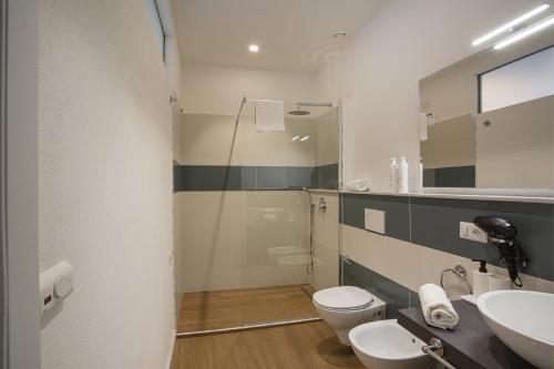 y baño con aseo y lavamanos. en Family Flat in the City Center by Wonderful Italy en Génova