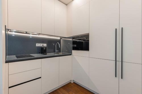 Radiant Apartment in City Center by LovelyStay