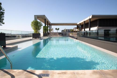 ein großer Pool auf einem Gebäude in der Unterkunft Nasma Luxury Stays - City Walk Building 5 in Dubai