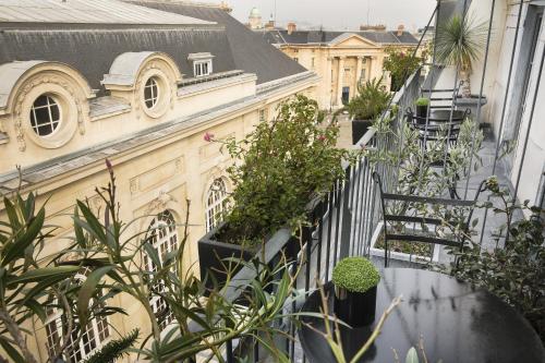 an outdoor stairway with plants and a building at Hôtel Les Dames du Panthéon in Paris