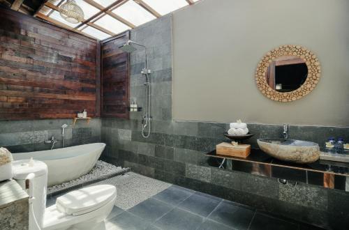 烏布的住宿－SUNSHINE VILLAS UBUD，带浴缸、卫生间和盥洗盆的浴室
