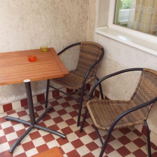 two chairs and a table and a table and two chairs at Panna Vendégház Sárospatak in Sárospatak