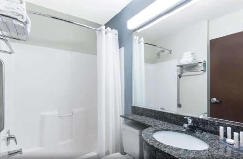 Ένα μπάνιο στο Microtel Inn and Suites Baton Rouge Airport