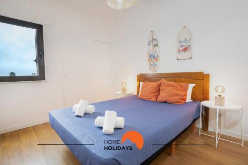 - une chambre avec un lit et des serviettes dans l'établissement #063 Beach Flat with Sea View Balcony, AC, à Albufeira