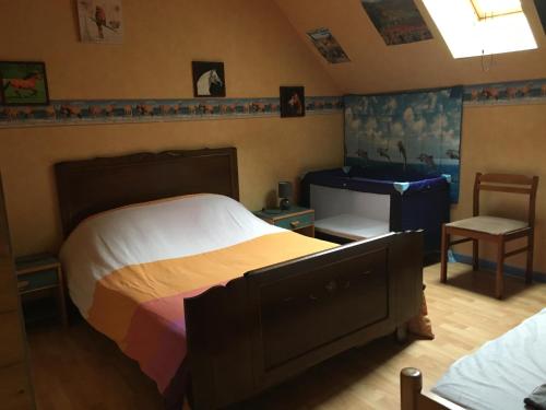 een slaapkamer met een bed, een bureau en een stoel bij Gite d Espenels in Creysse