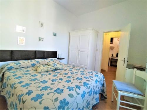 - une chambre avec un lit et une couette bleue et blanche dans l'établissement Villa Rosa Sea View, à Ischia