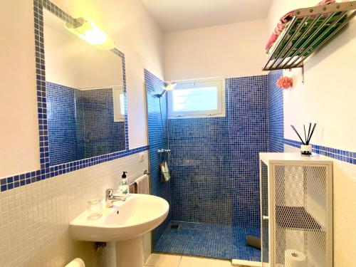 Et badeværelse på Apartamento 11. Arena y mar