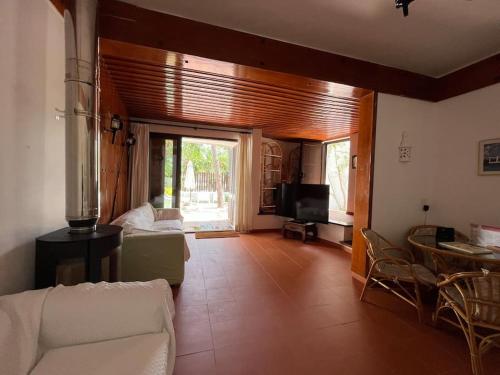 sala de estar con sofá y TV en Villa típica ideal para as suas férias em família! en Monte Gordo