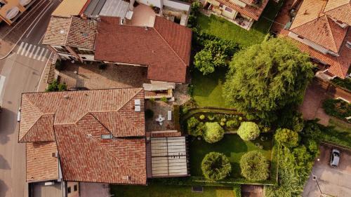 an overhead view of a house with a roof at Ad Sidera in Pastrengo