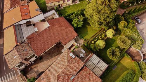 an overhead view of a house with a roof at Ad Sidera in Pastrengo