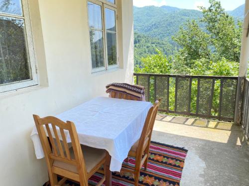 Pemandangan gunung umum atau pemandangan gunung yang diambil dari the country house