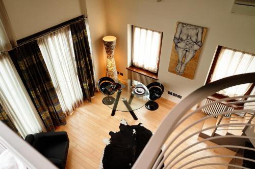an overhead view of a living room with a room with a floor at Ad Sidera in Pastrengo