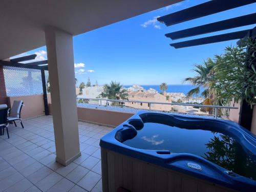 een hot tub op een balkon met uitzicht op de oceaan bij Malibu mancion 2 dormitorios in Mijas Costa