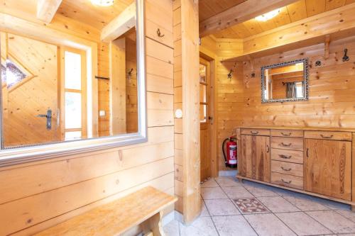 une cabane en rondins avec un banc et une fenêtre dans l'établissement Ferienhaus Königsleiten 175, à Königsleiten