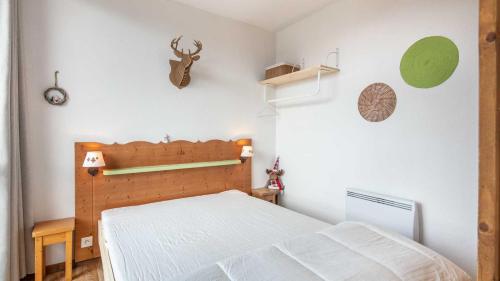 a bedroom with a bed in a room at V du Bachat Droseras 16 - Appt 4-5 pers in Chamrousse