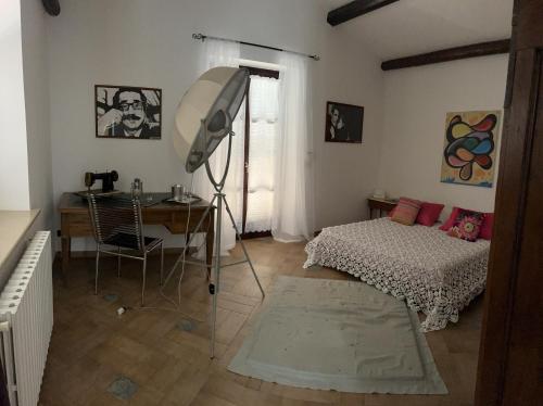 Habitación con cama, escritorio y espejo. en Sinilù B&B en Silvi Paese
