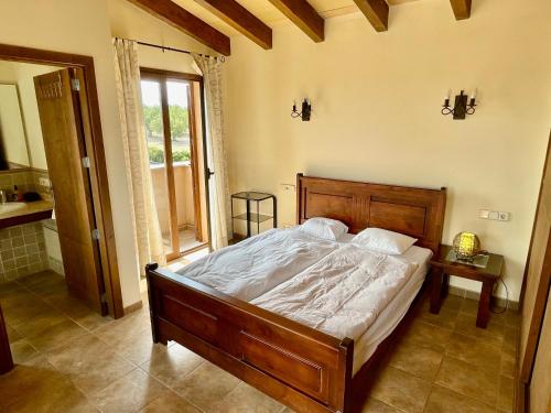 サンタ・マルガリーダにあるFinca S'Olivar d'Es Coscoisのベッドルーム(白いシーツを使用した大型ベッド1台付)