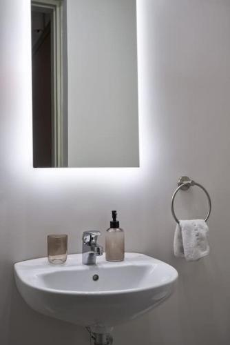 Chic designer home next - Hilton