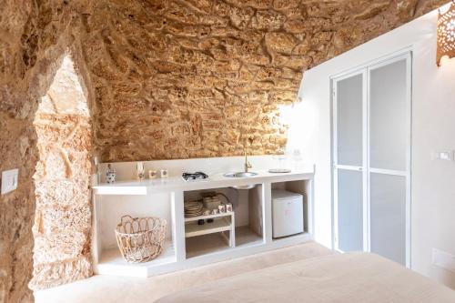 un bagno con lavandino in un muro di pietra di Federico Holidays - Bed & Breakfast con piscina a Racale