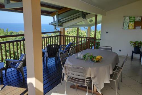 einen Tisch auf einem Balkon mit Meerblick in der Unterkunft LE BIGARADIER in Sainte-Rose