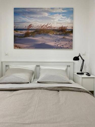 une chambre avec un lit avec un tableau sur le mur dans l'établissement Appartement T2 plein centre de Bray sur Seine, à Bray-sur-Seine