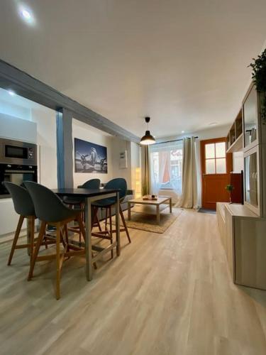 un salon avec une table et des chaises de salle à manger dans l'établissement Appartement T2 plein centre de Bray sur Seine, à Bray-sur-Seine