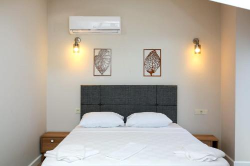 Un pat sau paturi într-o cameră la Dalyan Central 4 Bedroom Ensuite Private Villa with Swimming Pool