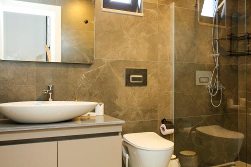 Ett badrum på Dalyan Central 4 Bedroom Ensuite Private Villa with Swimming Pool