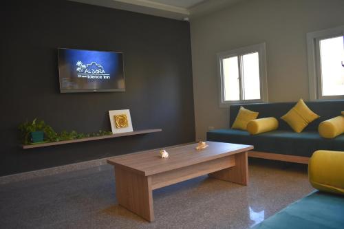 Al Dora Residence Suites Hurghada في الغردقة: غرفة معيشة مع أريكة وطاولة قهوة